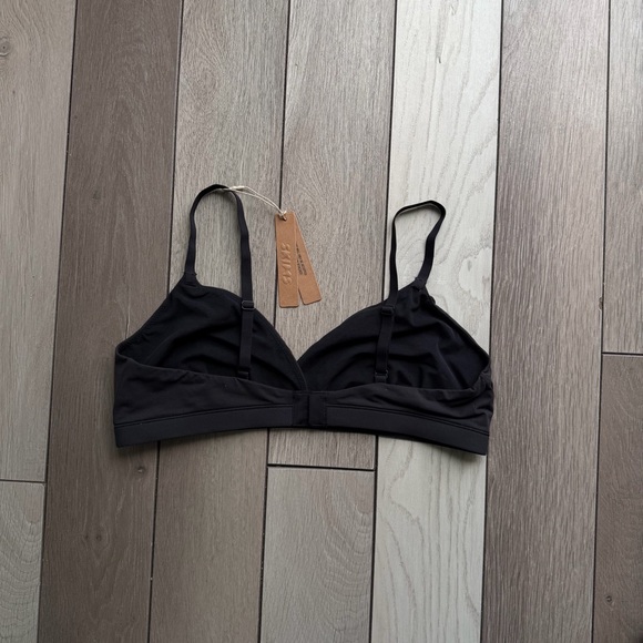 SKIMS Fits Everybody Crossover Bralette - Picture 2 of 4